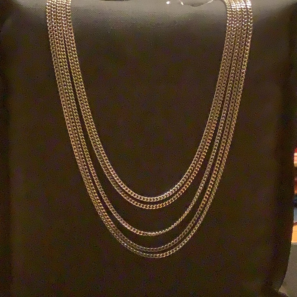 🎱 EUC Silver Necklace- Triple Layer Chains